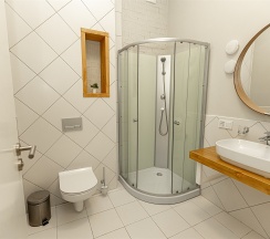 Стандартный двухместный номер с двумя отдельными кроватями с удобствами в блоке в Лимонад