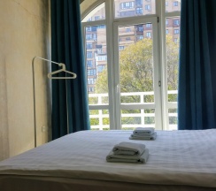 Двухместный номер с с кроватью размера «king-size» и ТВ в ID Hostel