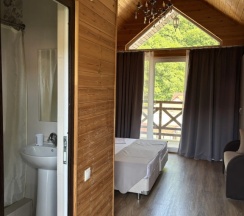 Двухместный номер Superior с балконом и с красивым видом из окна двуспальная кровать в Golden House Hotel