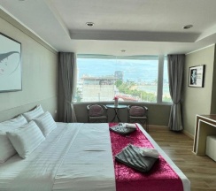 Двухместный номер Deluxe с частичным видом на море двуспальная кровать в The Beach Front Resort Pattaya - SHA Plus