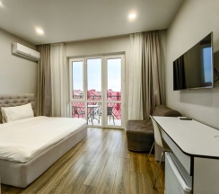 Трёхместная комната с балконом в Tere