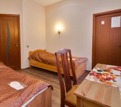 Трехместный номер с собственной ванной комнатой в Аллан