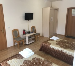 Кровать в общем номере с двумя кроватями в Парнас