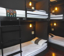 Кровать в общем номере с видом на город в KAYAN Hostel