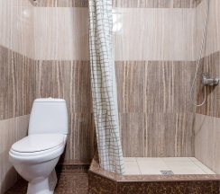 Cемейный номер с собственной ванной комнатой ( окно в коридор) в Guest house city center