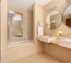 Двухместный люкс с балконом двуспальная кровать в Metropol Гранд Отель Геленджик