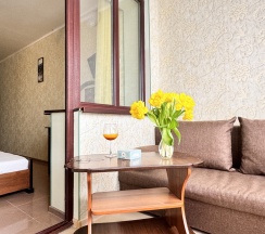 4х местный комфорт с видом на столовую и территорию отеля в Эргес