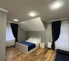 Коттедж с балконом и с видом на горы в Дом на холме