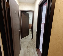 Трехместный номер с двуспальной и односпальной кроватями эконом- класса в Шале