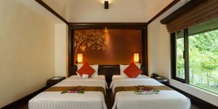 Карон: Курортный отель The Village Resort