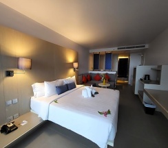 Двухместный номер Deluxe с видом на море двуспальная кровать в The Yama Hotel Phuket