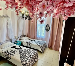 Кровать в 3-местном общем женском номере Одри в Дом Радости