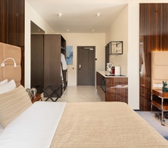 Апартаменты для 5 гостей в V Hotel&Rooftop lounge