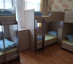 Кровать в 8-местном мужском номере 25м2 в Диско
