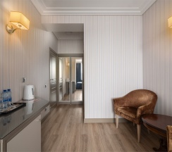 Полулюкс с двуспальной кроватью и окнами во внутренний двор в Ka Royal Hotel Boutique