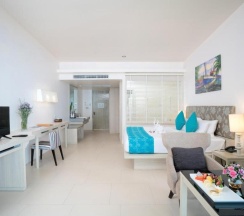 Двухместный номер Deluxe рядом с пляжем двуспальная кровать в The Briza Beach Resort Khaolak