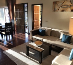 Двухместный Bungalow Suite с балконом и с видом на бассейн двуспальная кровать в Отель Royal Beach Boutique Resort & Spa
