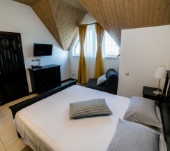 304 - Трехместный мансардный номер с боковым видом на море в Азов Инн