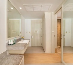 Трёхместный номер Deluxe с балконом в The Briza Beach Resort Khaolak