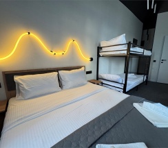 Четырехместный номер с кроватью размера "King-size" и двухъярусной кроватью в THouse