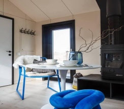 Персиковый дом с камином и с чаном в окружении леса в Timeless