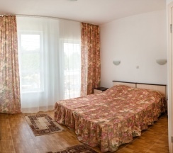 Двухместный номер Standard с балконом и с красивым видом из окна двуспальная кровать в Фотини