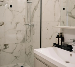 Вилла с балконом и с красивым видом из окна в Residence Village