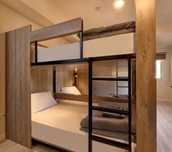 Четырёхместный номер Comfort двухъярусная кровать в Thapae60 Mini Hotel
