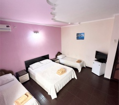Четырехместный номер с балконом в Guest house city center
