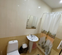 Стандартный номер с двуспальной и 2 односпальными кроватями в Кристина