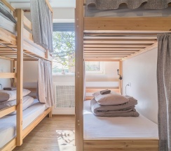 Кровать в 4-местном женском номере (общие удобства) в Hot Place Guest House