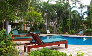 Двухместный номер Superior с видом на бассейн двуспальная кровать в Rattana Guesthouse & Bungalow