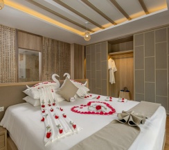 Люкс New семейный с джакузи на крыше с 3 комнатами в Phunawa Resort