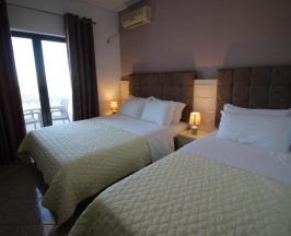 Трёхместный номер с балконом в Julia Hotel