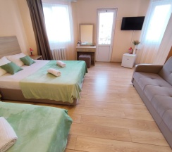 Семейный номер с балконом для 4х гостей (возможно доп. место) в Ника