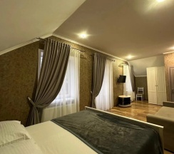 Коттедж с балконом и с видом на горы в Дом на холме