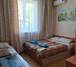 Трехместный стандартный номер с двуспальной и односпальной кроватями в Ника прибрежный уют