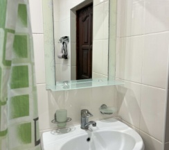 Номер с двумя односпальными кроватями и балконом в Киви