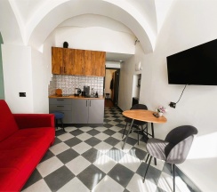 Апартаменты с двумя кроватями, кухней-гостиной  и отдельным входом в Двенадцать