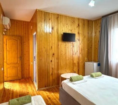 Трёхместный номер Comfort с балконом и с красивым видом из окна в Южный