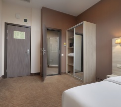 Стандартный номер с широкой двуспальной кроватью в Golden Tulip