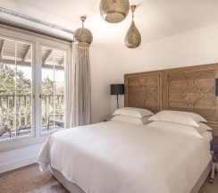 Двухместный номер Classic с балконом двуспальная кровать в The Drisco Hotel Tel Aviv - Relais & Chateaux