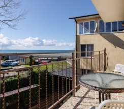 Стандарт с двуспальной кроватью и кухней ( на два номера ) для 2 гостей в Дельфин парк