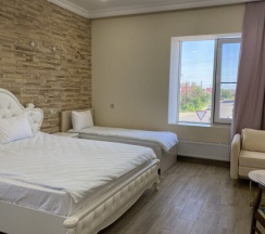 Улучшенный трехместный номер с кроватями KING SIZE + дополнительное спальное место в Сити Платинум