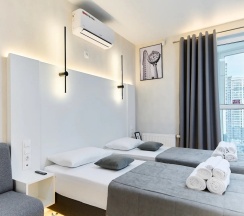 Двухместный номер Deluxe с балконом и с видом на город 2 отдельные кровати в Апартаменты Новые в Минск-Мир возле Avia mall