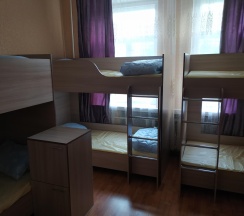 Кровать в 8-местном женском номере в Диско