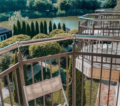 Первая категория (с балконом, вид на озеро) в Вилла Вальмонт