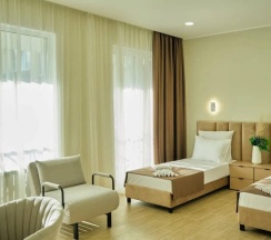 Улучшенная трёхместная комната в Deus