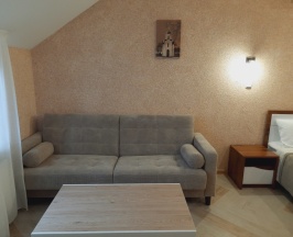 Первая категория  с двумя отдельными кроватями и диваном в Озёрная