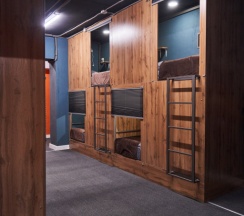 Кровать в общем номере (мужской номер) в Gagarin Capsule Hotel